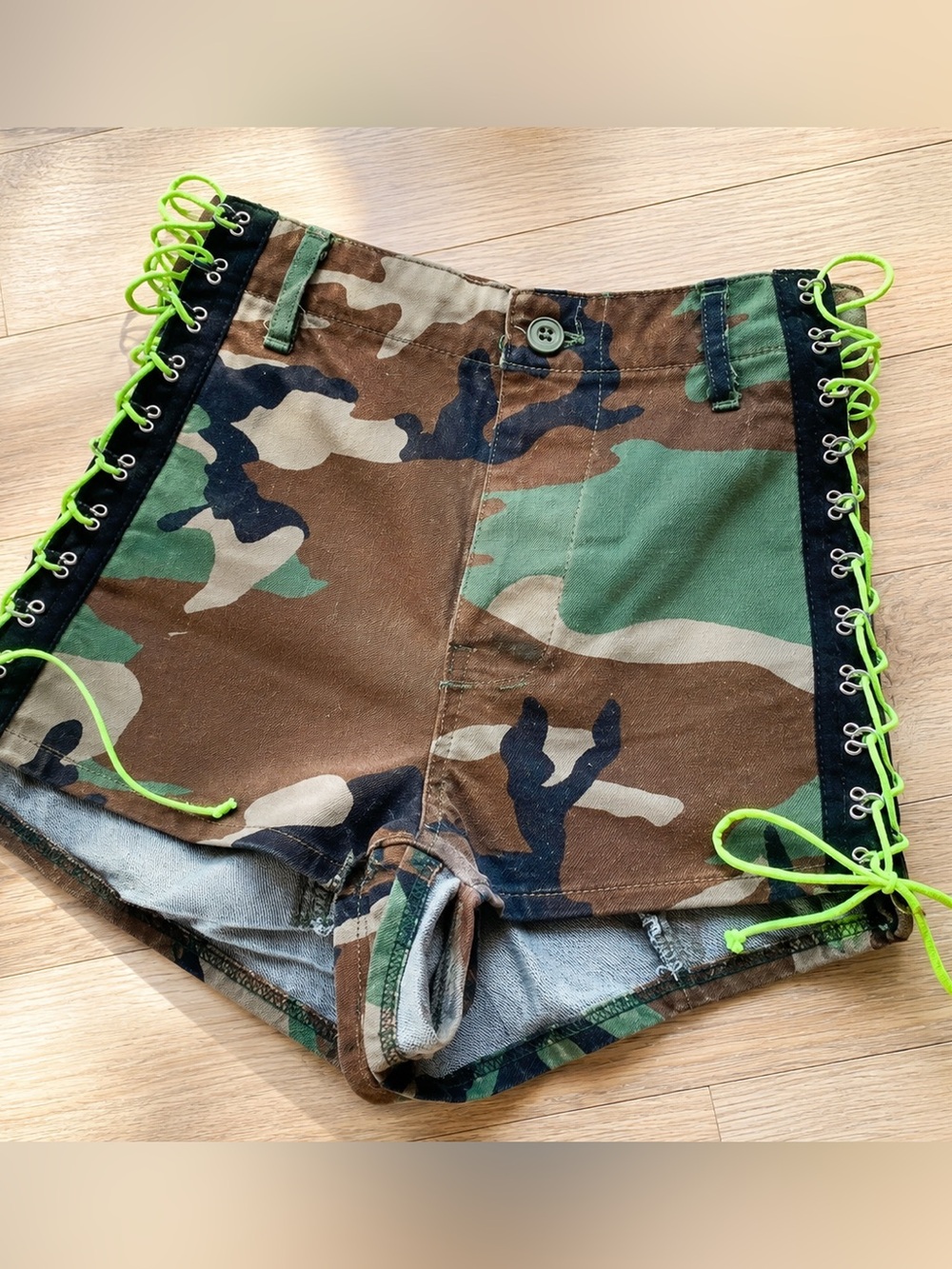 NWOT Lace Up Side Camo Shorts Size 24 Statement Festival Shorts